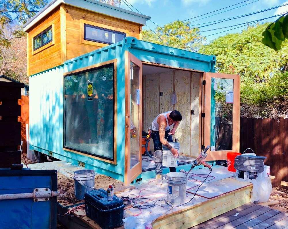 Tiến hành sơn nhà container để hoàn thiện (Nguồn: Internet)