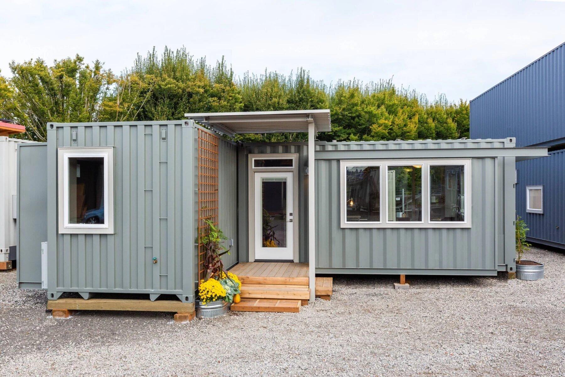 Nhà container chữ L tạo khoảng sân thoáng mát ở trung tâm (Nguồn: Internet)