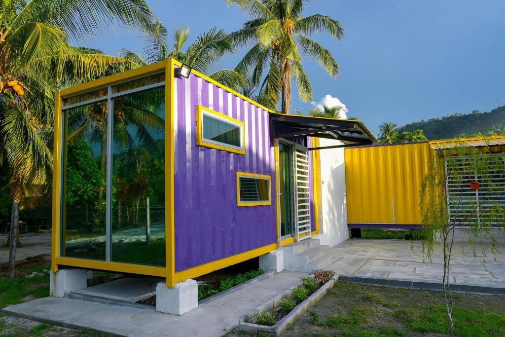 Nhà container màu sắc tương phản nổi bật hợp làm homestay (Nguồn: Internet)