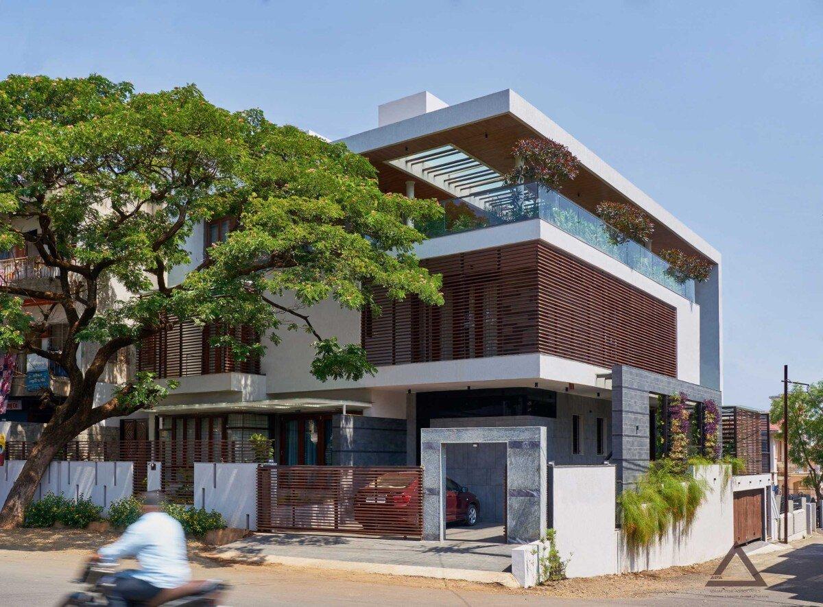 Sử dụng phụ kiện vít chống gỉ chuyên dụng đảm bảo độ bền liên kết cốt lõi cho hệ lam ngoại thất (Nguồn: Internet)