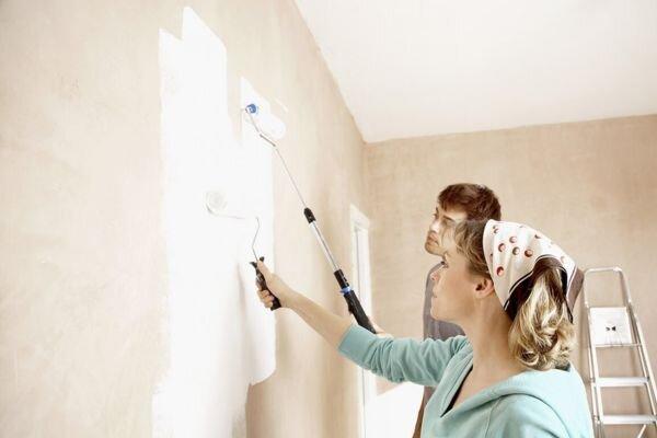 Với hạng mục sơn tường nhà, gia chủ cùng gia đình có thể tự làm để tiết kiệm chi phí (Nguồn: Internet)