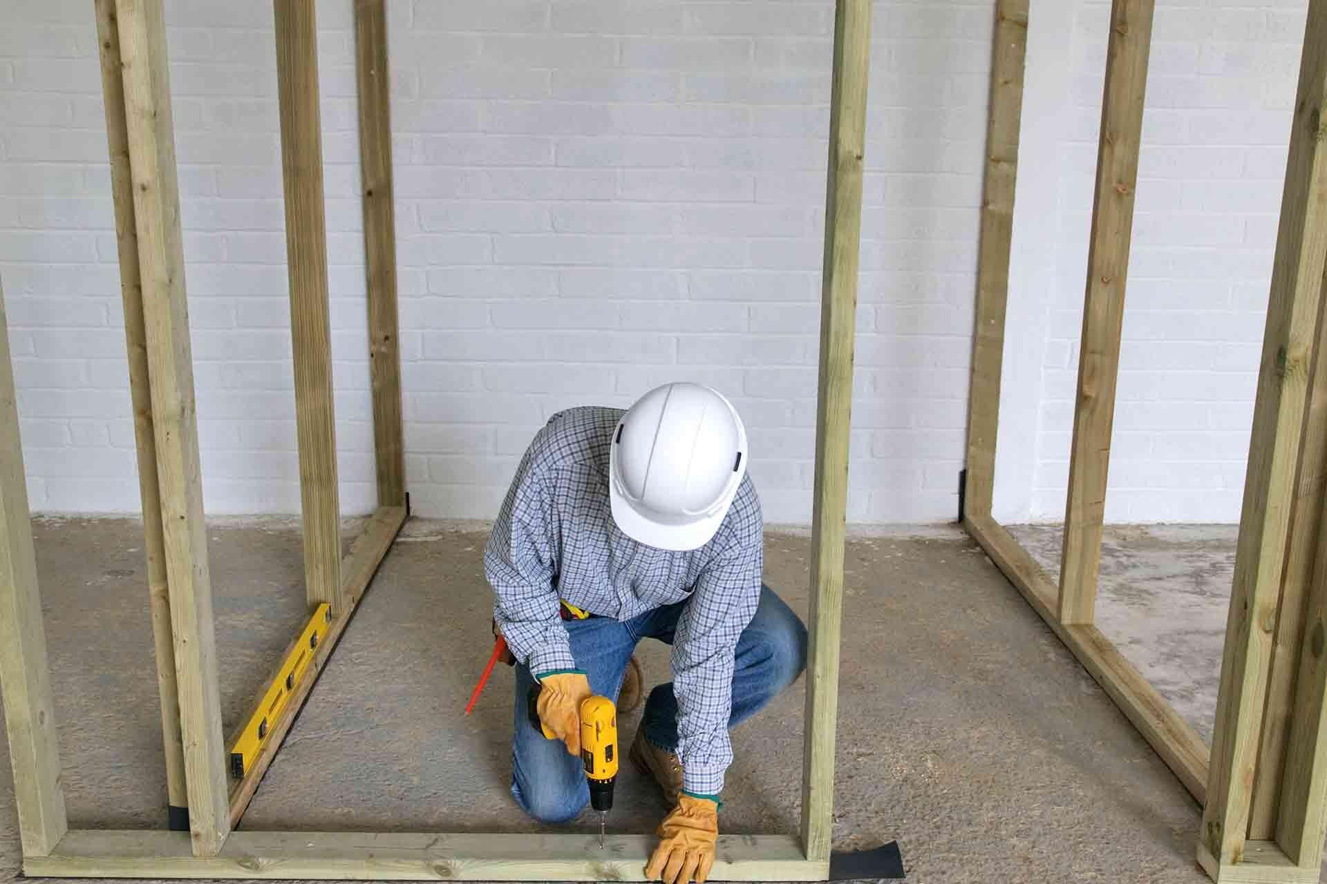 Thi công lớp hoàn thiện khi bề mặt tường nền chưa khô hẳn sẽ gây ra hiện tượng phồng rộp, bong tróc (Nguồn: Internet)