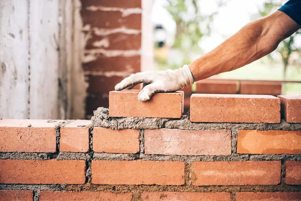 Tường gạch là phương pháp phổ biến nhưng vẫn chưa mang lại hiệu quả chống nóng cao (Nguồn: Internet)