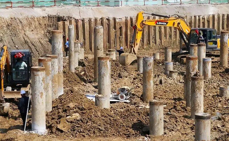 Móng cọc truyền tải trọng sâu xuống lớp đất cứng, đảm bảo độ kiên cố tuyệt đối cho các công trình quy mô lớn (Nguồn: Internet)