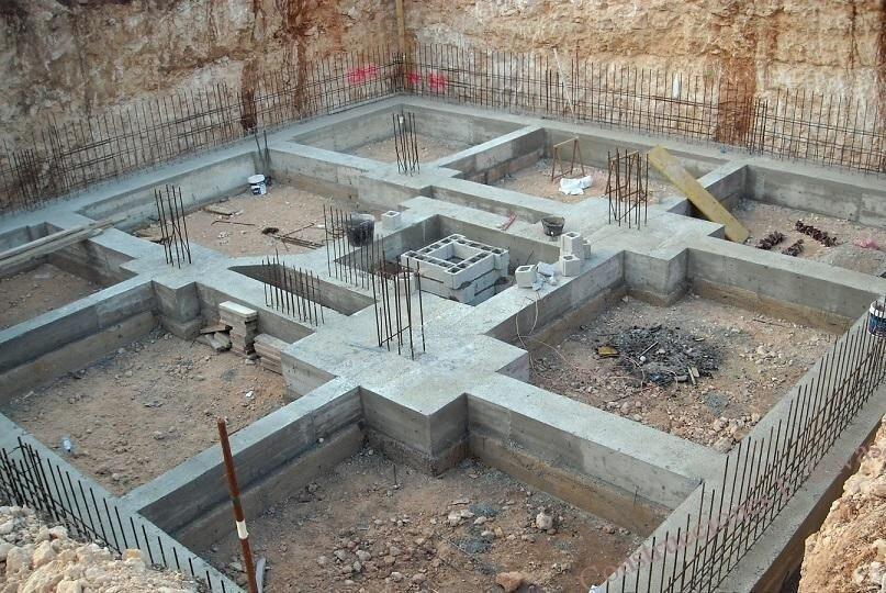 Nên chọn loại móng theo tải trọng công trình và điều kiện nền đất thực tế (Nguồn: Internet)