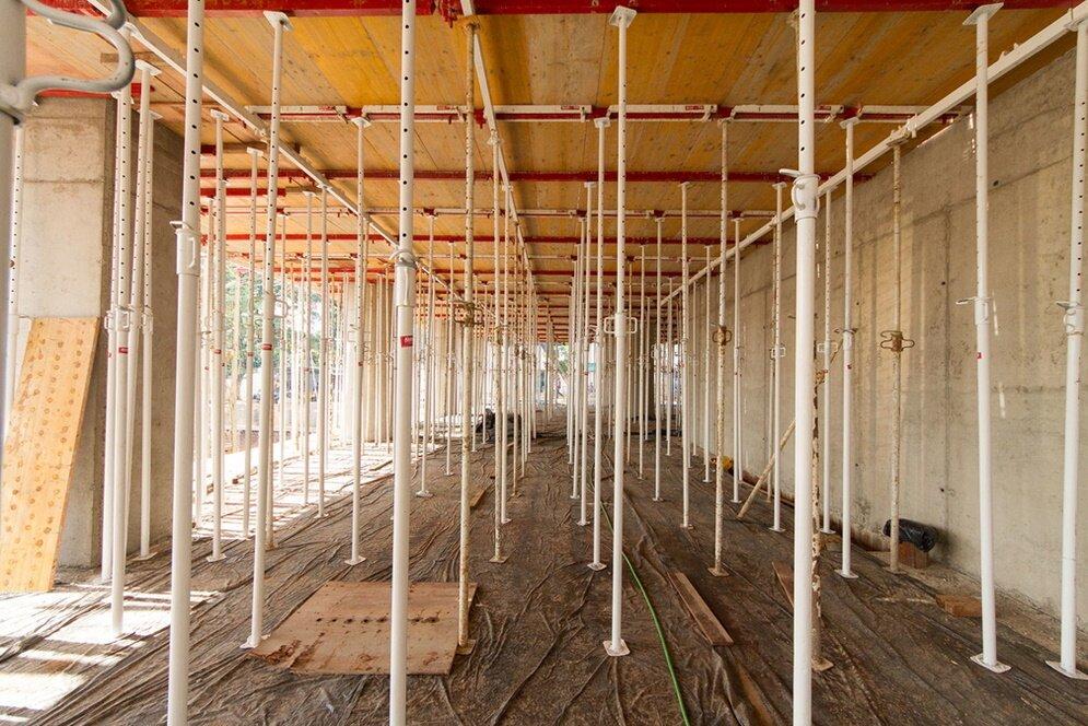 Lắp đặt các tấm lót sàn lên hệ khung thép đã được định vị chuẩn xác (Nguồn: Internet)
