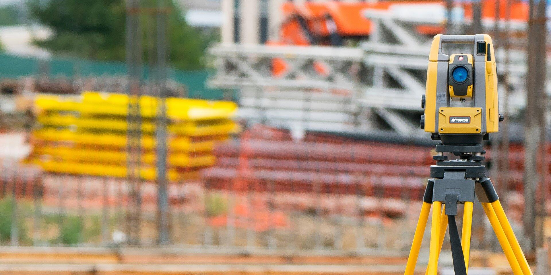 Máy toàn đạc điện tử là thiết bị bắt buộc để định vị tọa độ chuẩn xác cho các công trình cao tầng (Nguồn: Internet)