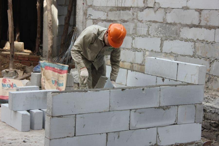 Đơn giá nhân công xây dựng có thể thay đổi tùy thuộc vào loại công trình, độ phức tạp công trình, khu vực thi công,... (Nguồn: Internet)
