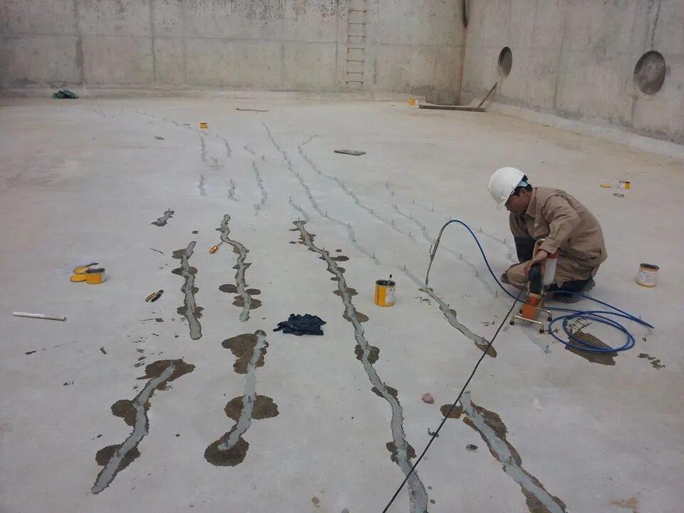 Sử dụng máy bơm keo Epoxy vào các khe nứt dưới nền gạch (Nguồn: Internet)