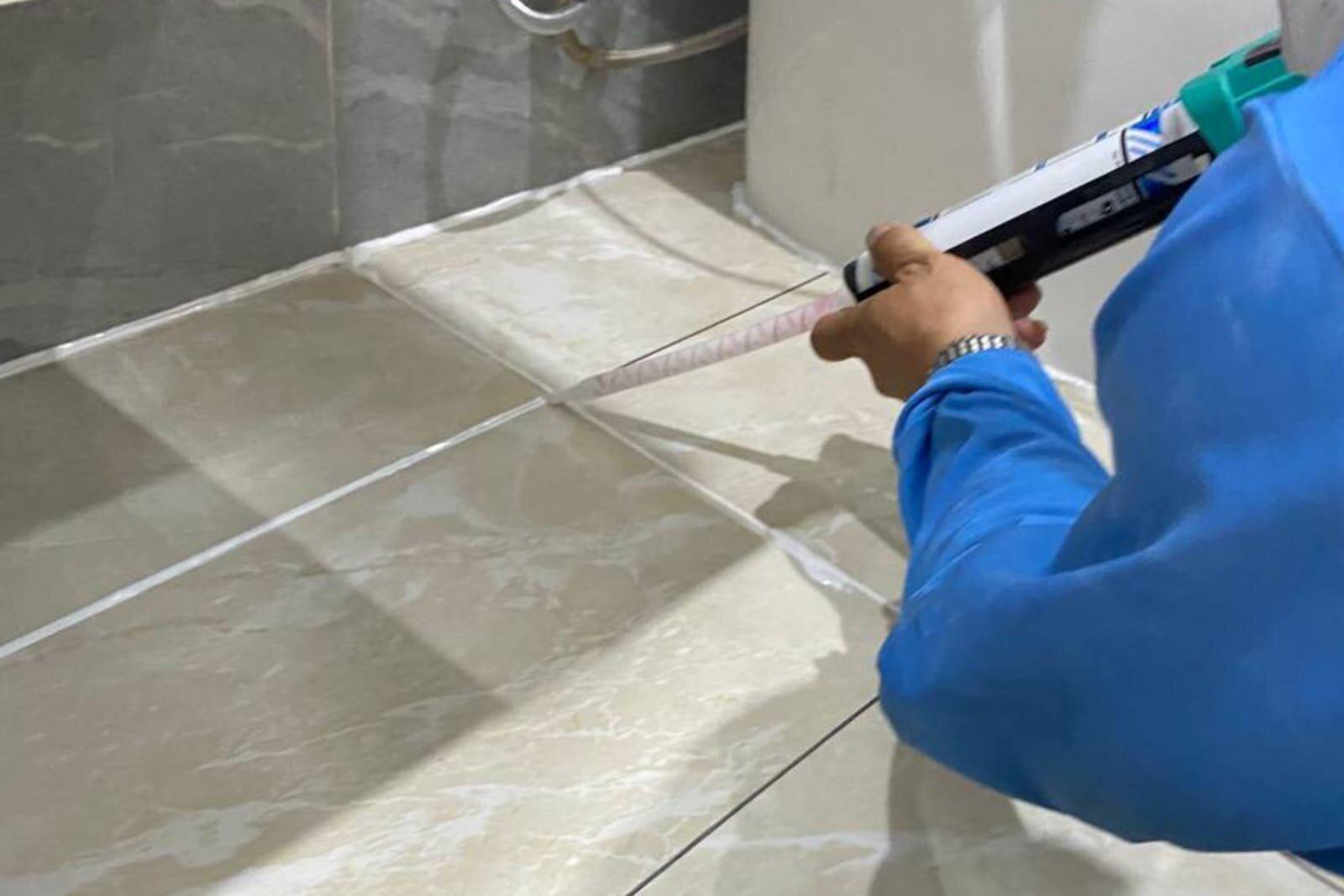 Bơm keo ron Epoxy 2 thành phần để bịt kín các khe hở giữa các viên gạch (Nguồn: Internet)