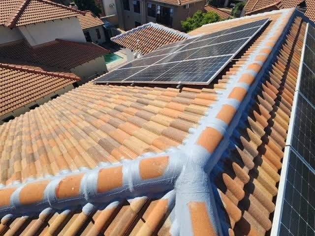 Xử lý chống thấm bằng keo chà ron epoxy chuyên dụng cho bề mặt sàn mái lát gạch. (Nguồn: Internet)