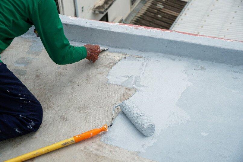 Thi công lớp lót và phủ các lớp chống thấm chính theo đúng định mức (Nguồn: Internet)