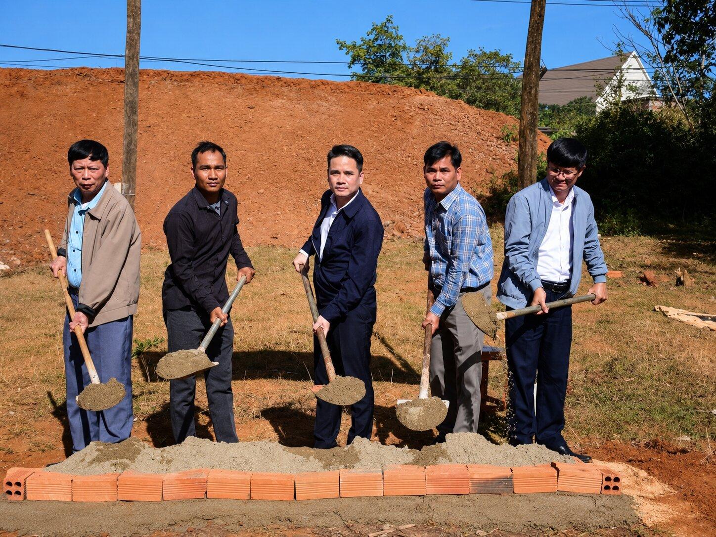 Thực hiện các thao tác "động thổ" tượng trưng để đánh dấu thời điểm công trình chính thức bước sang giai đoạn xây dựng