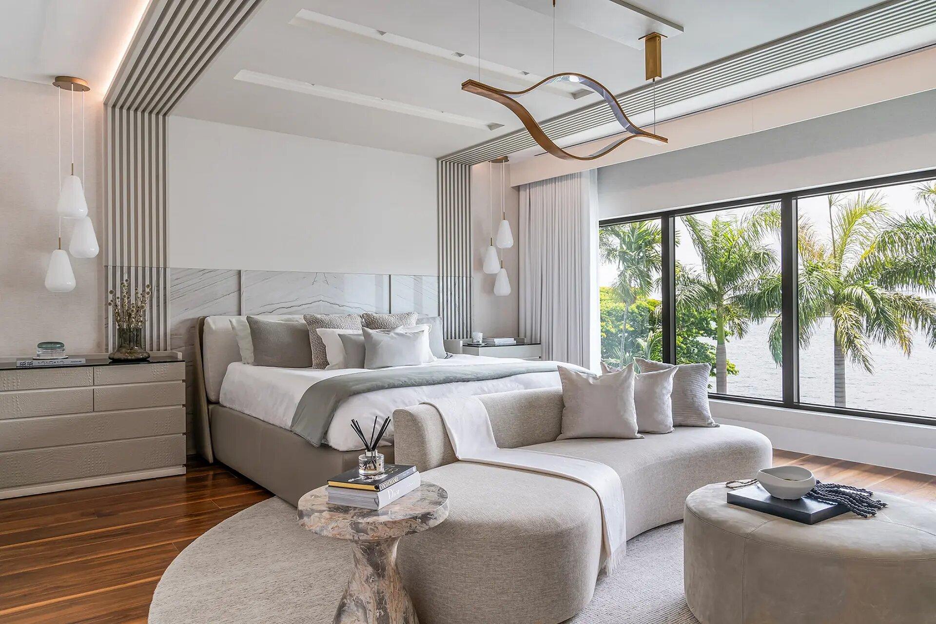 Hướng giường trùng hướng nhà không phải tiêu chí cần ưu tiên. Tiêu chí cần ưu tiên là hướng đầu giường hợp cung mệnh và phù hợp bố cục phòng ngủ thực tế. (Nguồn: Internet)