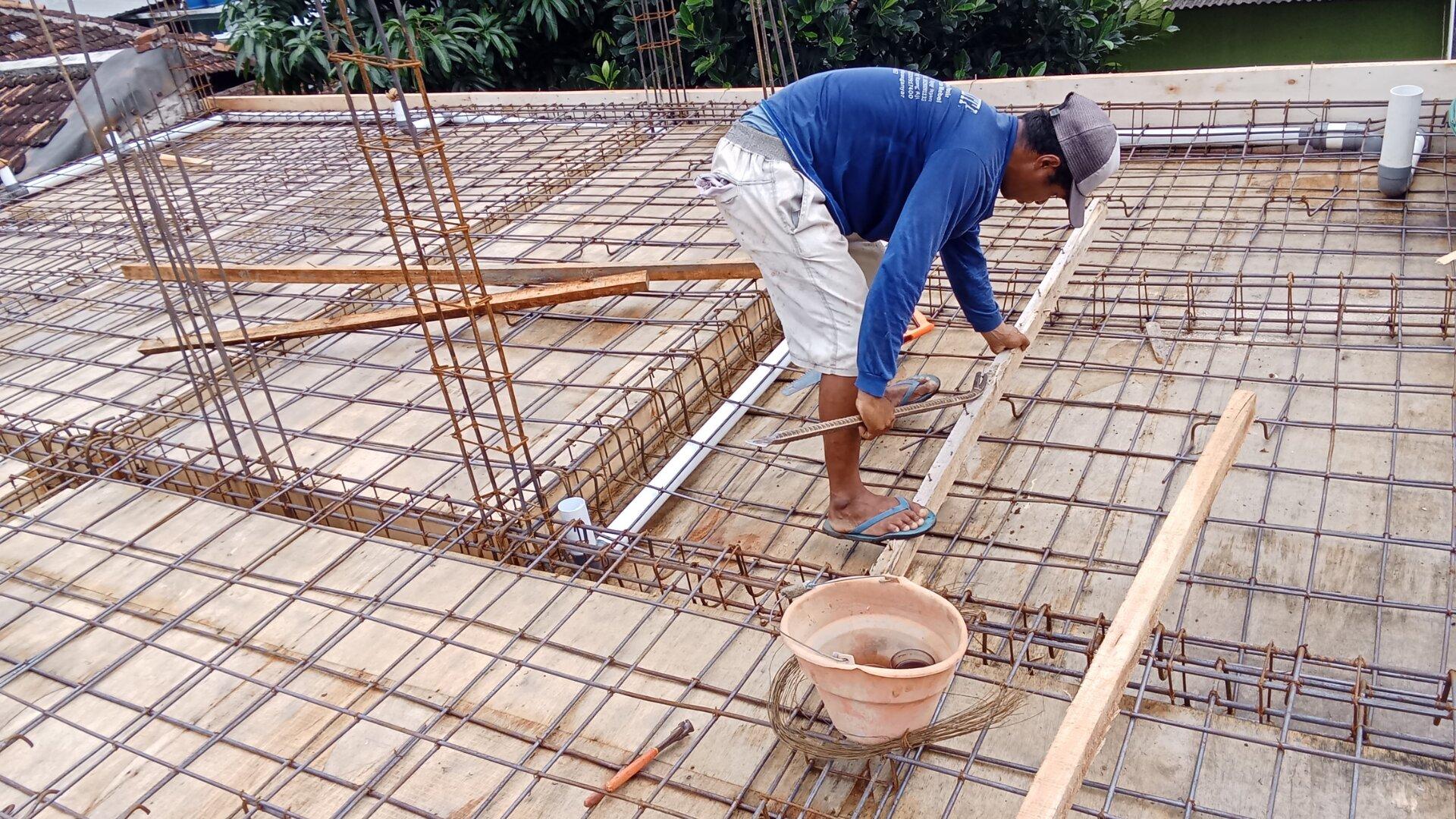 Kiểm tra kỹ lưỡng cốt thép cột, dầm, sàn trước khi đổ bê tông là bước nghiệm thu bắt buộc (Nguồn: Internet)