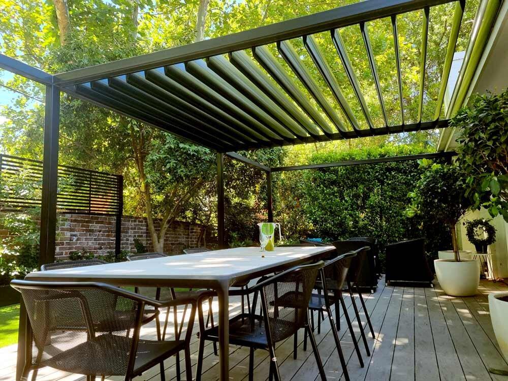 ​​​​​​​Hệ giàn lam pergola che nắng mặt tiền nhà kết hợp vườn cây (Nguồn: Internet)