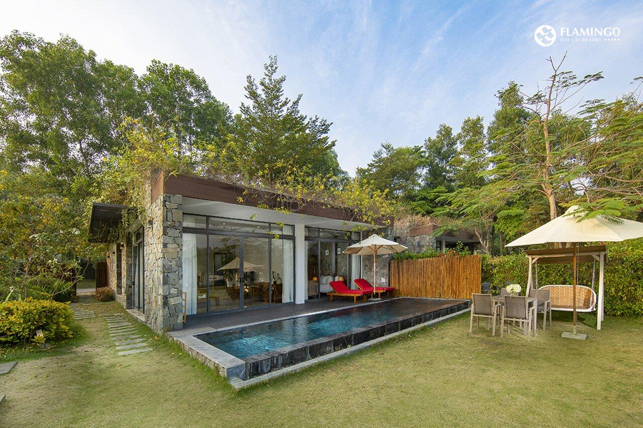Villa đá tự nhiên dùng vật liệu chịu ẩm bền bỉ được thiết kế bên cạnh hồ bơi riêng (Nguồn: Internet)