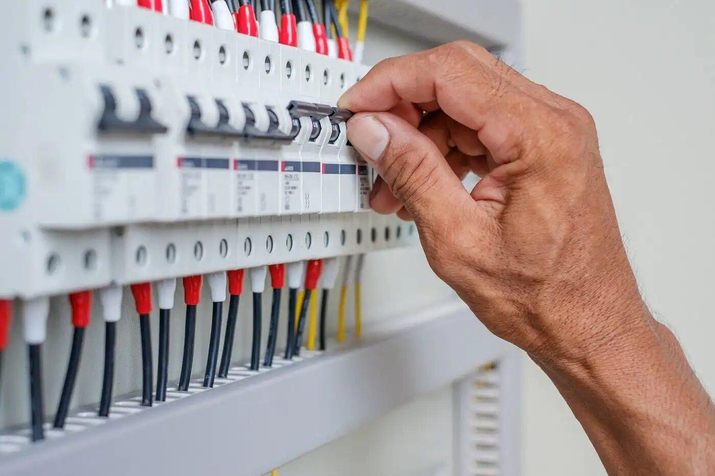 Nếu nước mưa đã tràn vào sàn nhà, gia chủ cần ngay lập tức ngắt cầu dao điện (Nguồn: Internet)