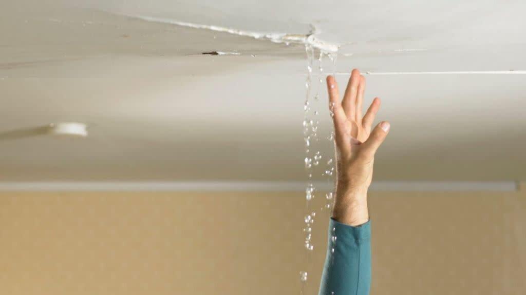 Để xử lý triệu để nước dột từ trần nhà, gia chủ cần kiểm tra và xử lý cả phần mái nhà (Nguồn: Internet)