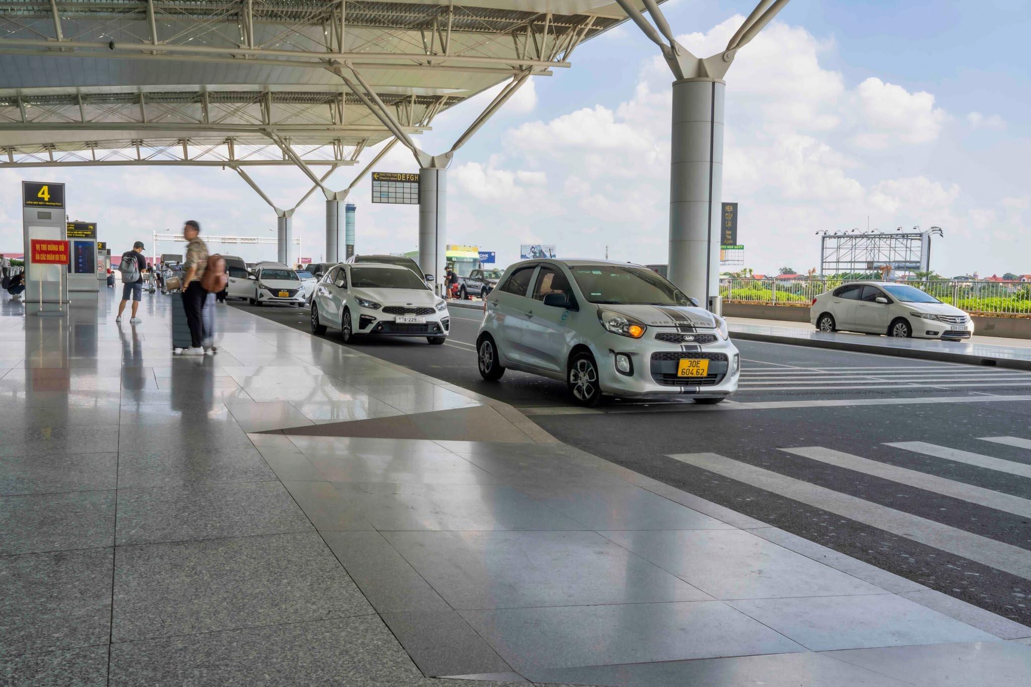 Khách hàng có thể di chuyển bằng taxi hoặc phương tiện cá nhân tới nhà ga T2 sân bay Nội Bài (Nguồn: Internet)
