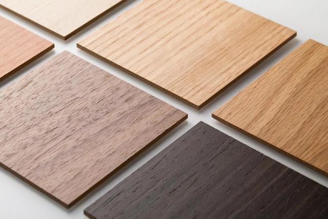 Cận cảnh các lớp gỗ dán ép chặt của tấm plywood công nghiệp