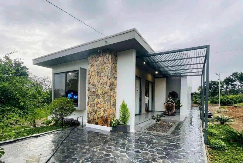 Kiến trúc nhà cấp 4 chữ L mái bằng tối giản, kết hợp vật liệu đá tự nhiên tạo điểm nhấn độc đáo (Nguồn: Internet)