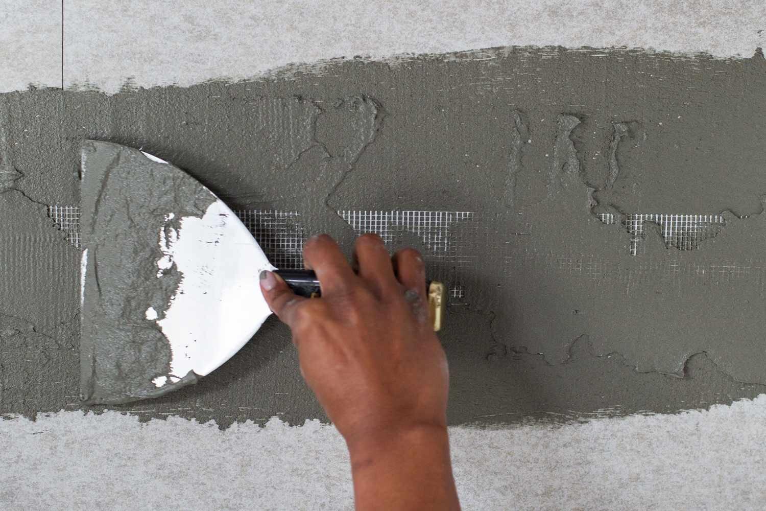 Hoàn thiện bề mặt bằng các lớp vật liệu phủ giúp nâng cao tính thẩm mỹ cho tổng thể không gian (Nguồn: Internet)