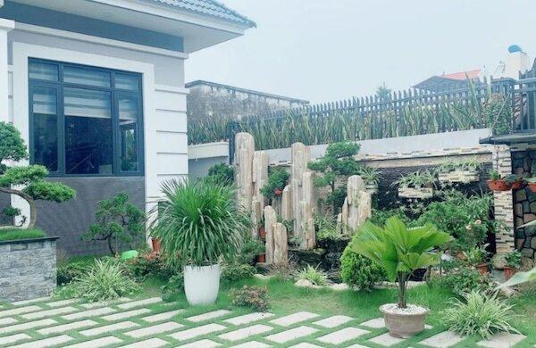 Không gian sân vườn bên hông nhà cấp 4 xanh mát với tiểu cảnh đá và cây xanh (Nguồn: Internet)