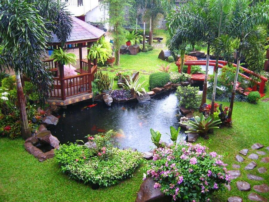 Mẫu thiết kế sân vườn đẹp, độc đáo với cầu bắc qua hồ nước (Nguồn: Internet)