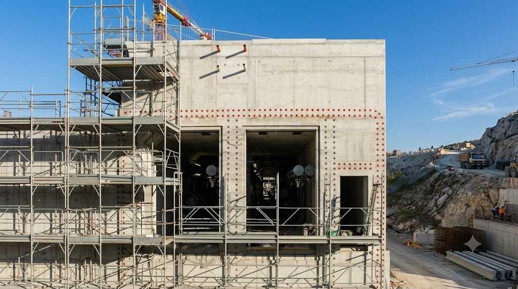 Trọng lượng siêu nhẹ của tấm panel giúp giảm áp lực đáng kể lên hệ thống nền móng và kết cấu công trình (Nguồn: Internet)