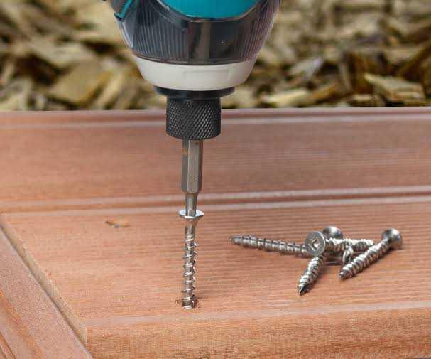 Sử dụng vít tự khoan chuyên dụng để cố định chắc chắn tấm Cemboard vào hệ khung xương (Nguồn: Internet)