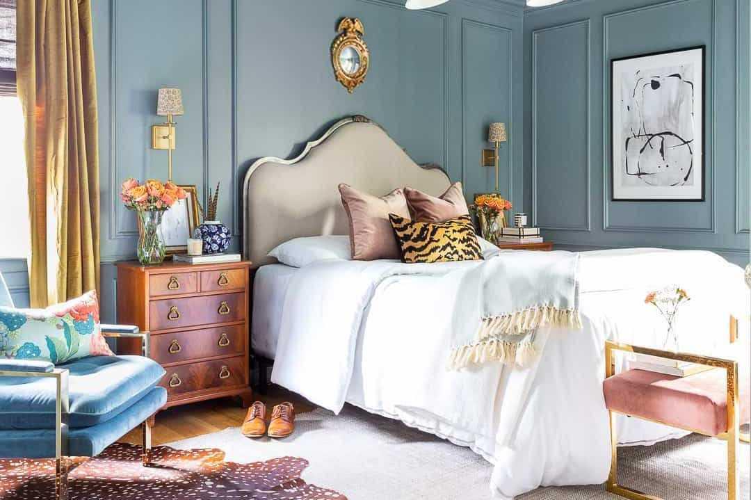Mẫu phòng trọ phong cách Vintage với tường ốp giả gỗ mộc và thảm trải sàn thổ cẩm (Nguồn: Internet).