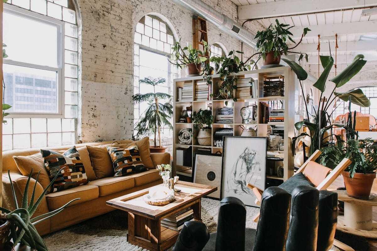 Mẫu decor phòng trọ Boho Chic ngập tràn mảng xanh từ chậu treo trầu bà và dương xỉ (Nguồn: Internet).