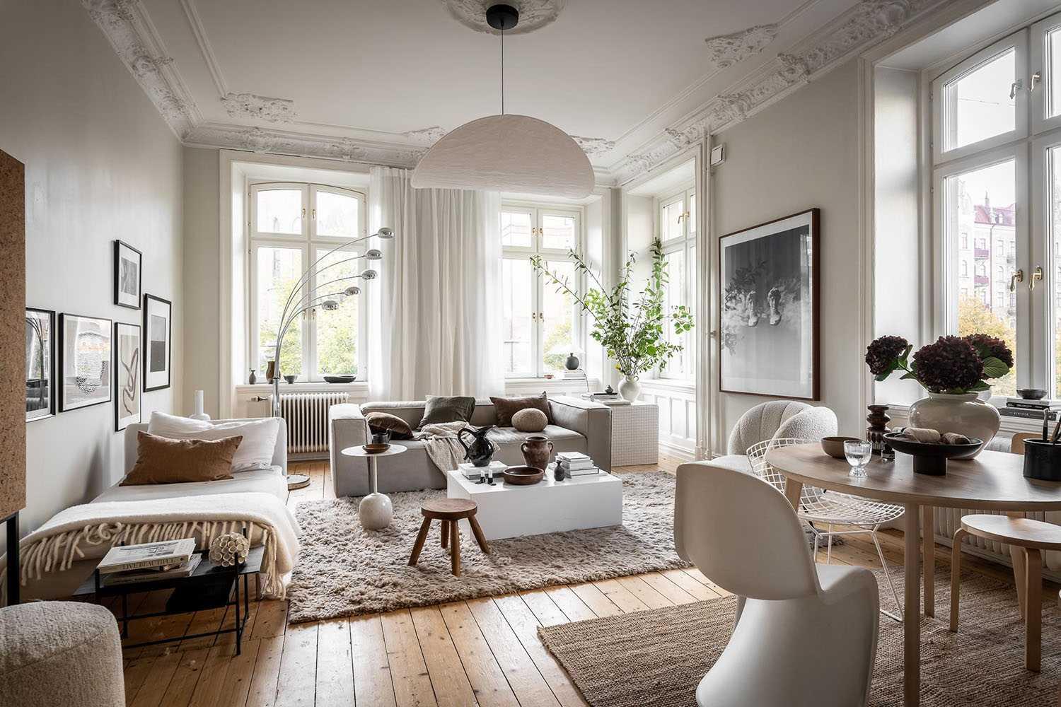 Mẫu decor phòng trọ Bắc Âu ngập tràn ánh sáng tự nhiên với rèm lanh trắng trang nhã (Nguồn: Internet).