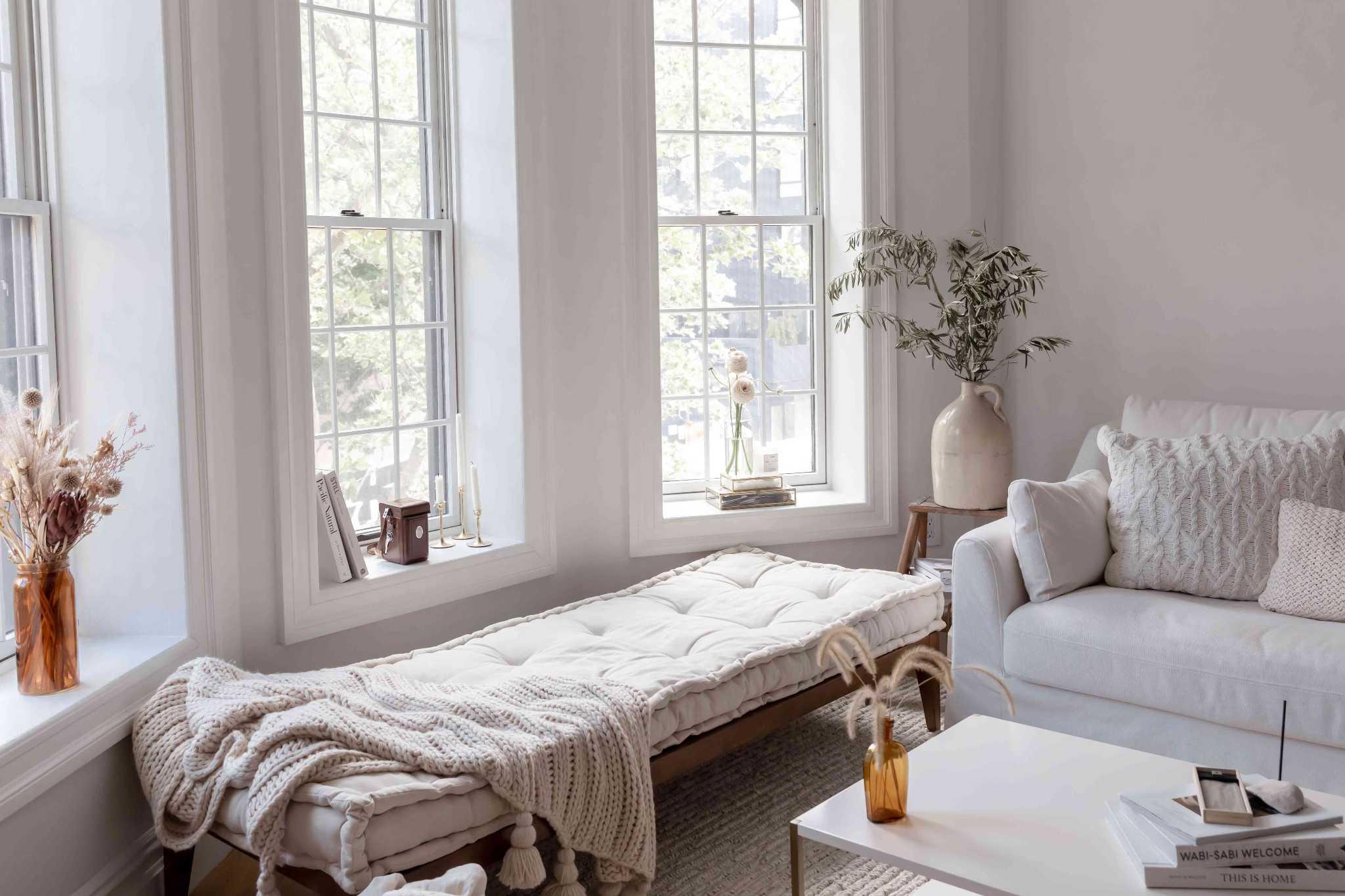Mẫu góc nghỉ ngơi Wabi Sabi tối giản cùng bình gốm mộc cắm cành cây khô thanh thoát (Nguồn: Internet).