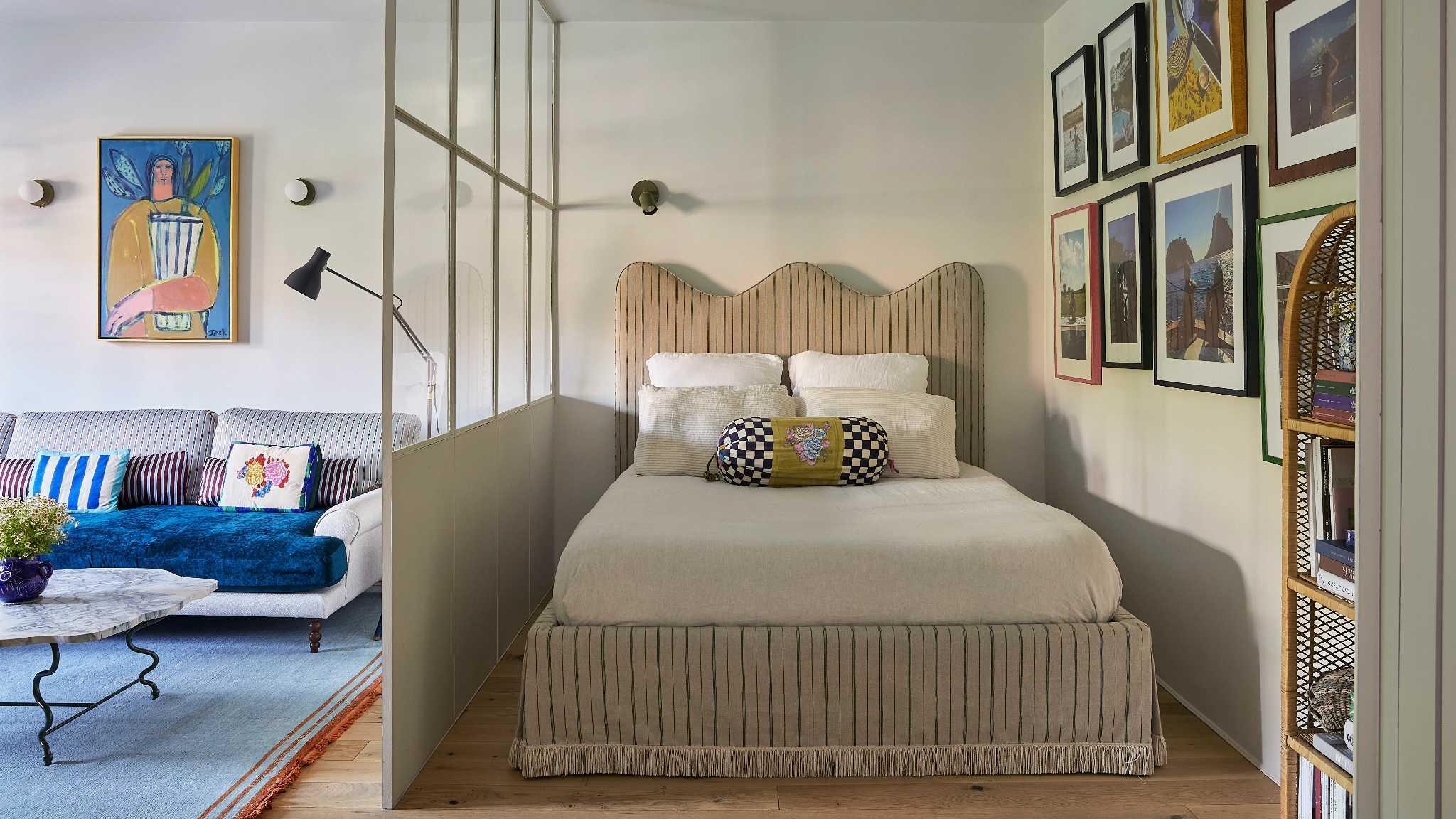 Mẫu phòng trọ 18m² phân chia công năng khoa học với tủ lùa kịch trần tiết kiệm diện tích (Nguồn: Internet).