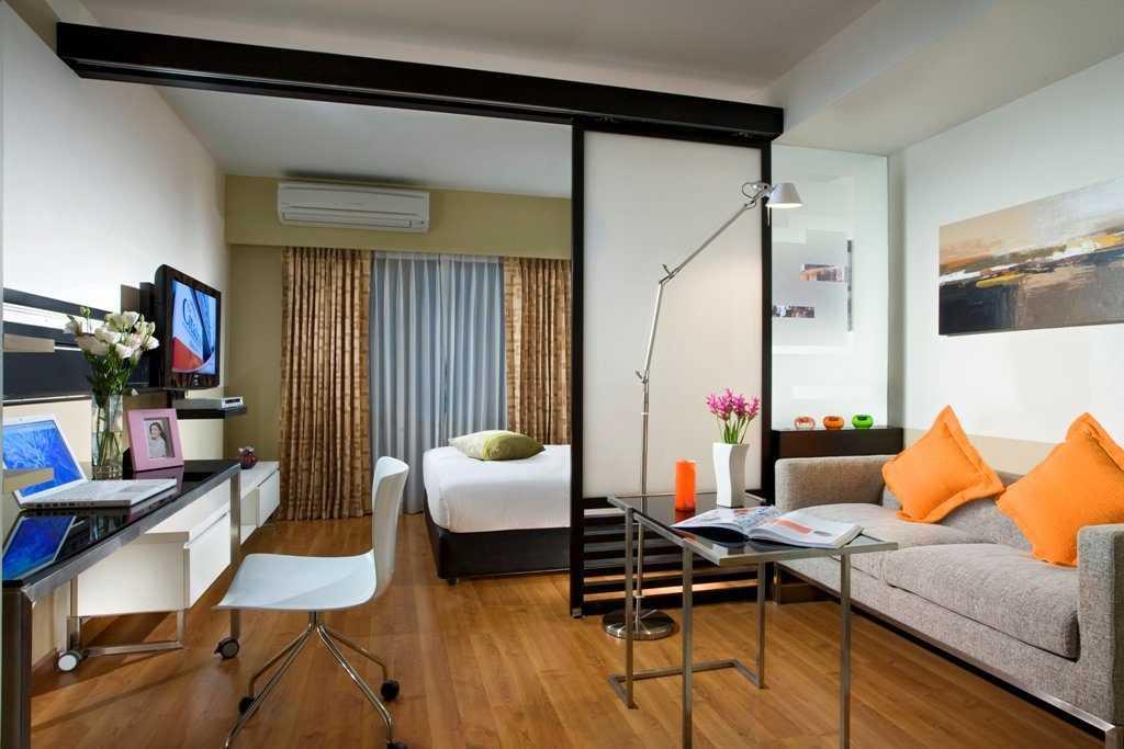 Mẫu phòng trọ 15m² bố trí góc làm việc rộng rãi tách biệt hoàn toàn với giường ngủ (Nguồn: Internet).