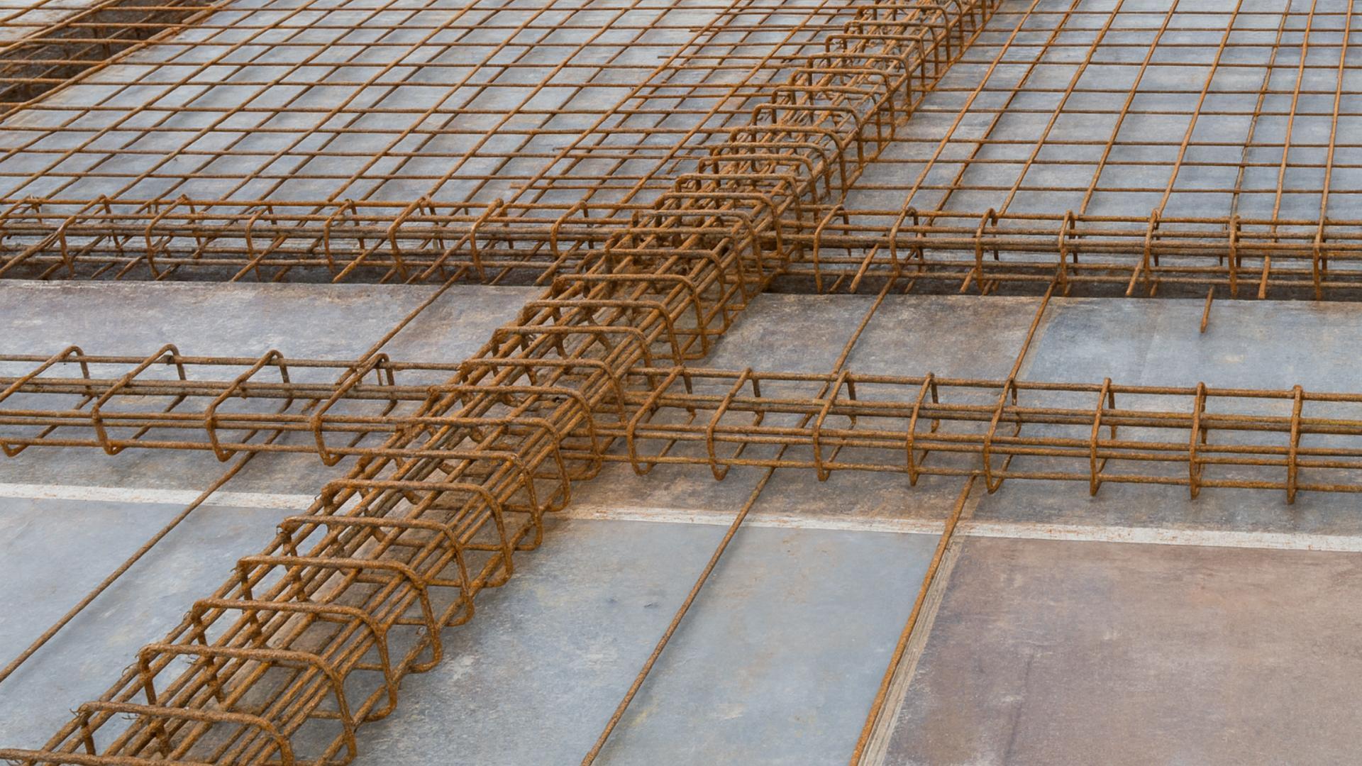 Thép dầm móng nhà cấp 4 gồm thép dọc, thép đai, thép tăng cường và lớp bê tông bảo vệ (Nguồn: Internet)