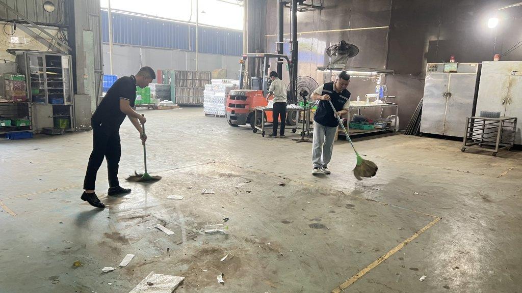 Vệ sinh bề mặt nền sạch sẽ và đảm bảo nền phải khô ráo và phẳng trước khi thi công