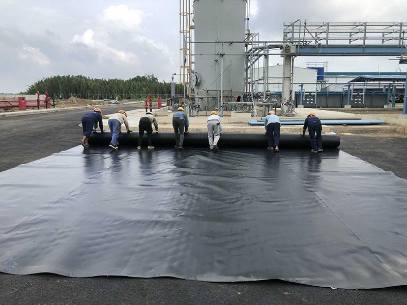 Trải màng chống ẩm với tầng trệt hoặc khu vực có độ ẩm cảo để bảo vệ hệ sàn khỏi ẩm mốc