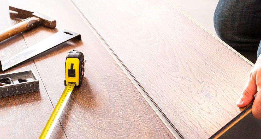 Lắp đặt lớp sàn hoàn thiện lên phía trên tấm lót sàn cách âm chống ồn
