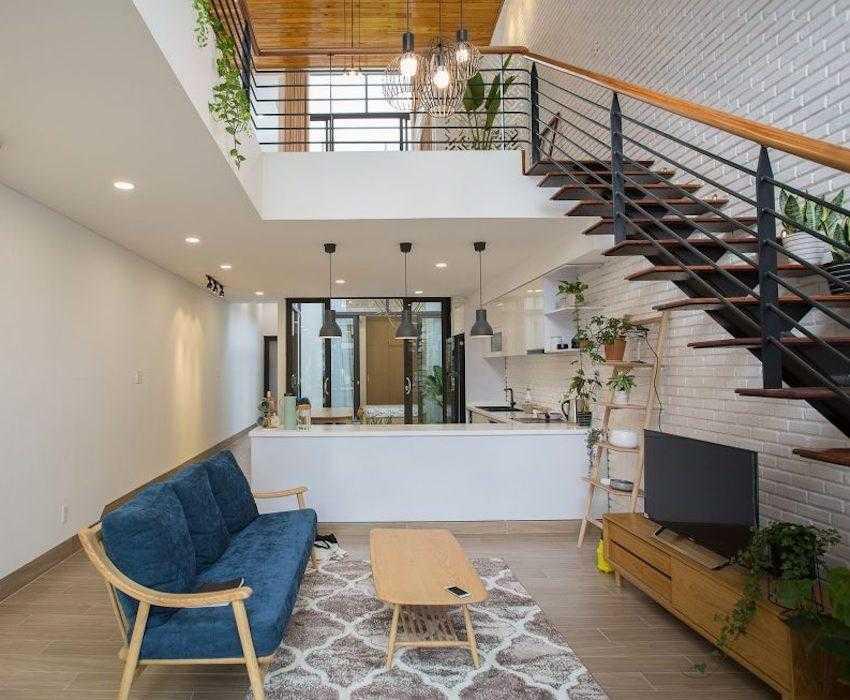 Giếng trời giữa nhà giúp đưa ánh sáng tự nhiên đến khu vực sinh hoạt trung tâm