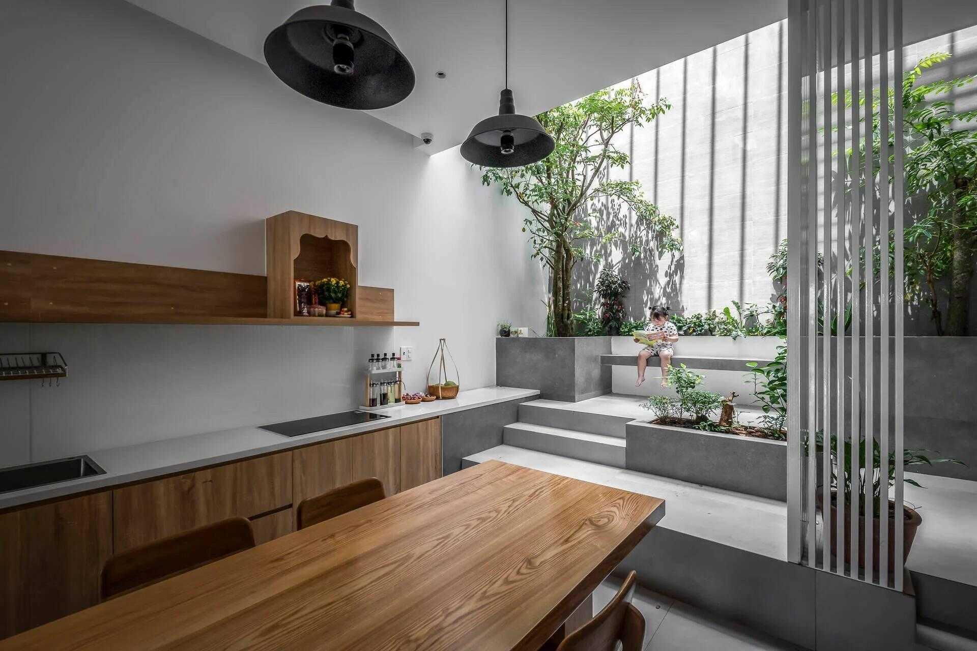 Giếng trời cuối nhà giúp bổ sung ánh sáng cho khu vực bếp và không gian phía sau