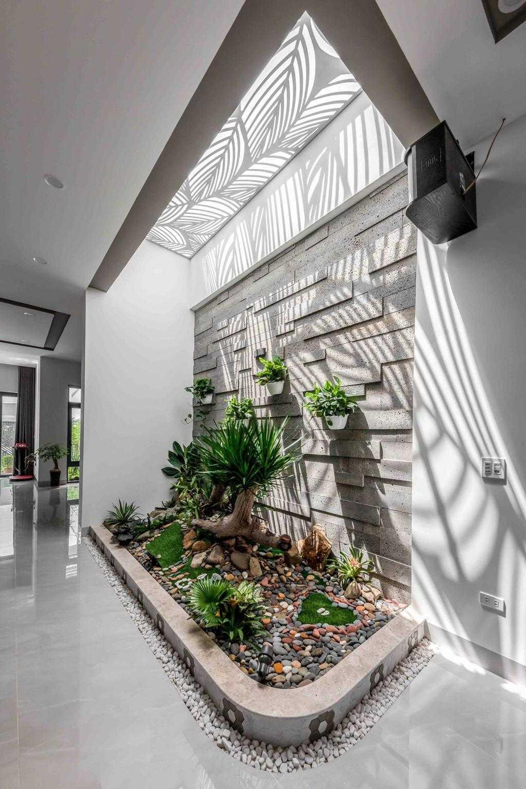Giếng trời cạnh cầu thang kết hợp tiểu cảnh giúp không gian chuyển tiếp trở nên sinh động hơn (Nguồn: Internet)
