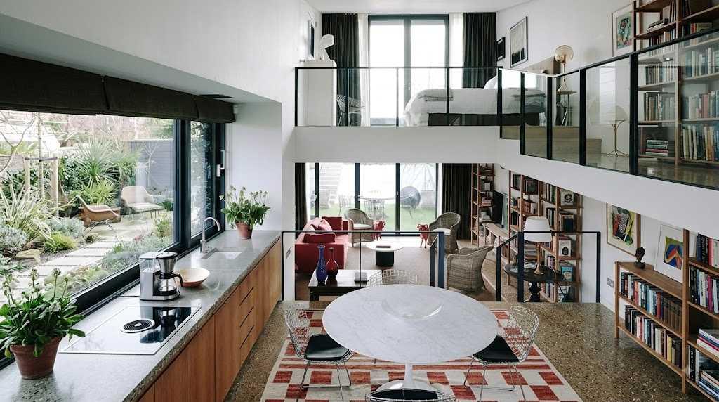 Không gian gác lửng được tận dụng tối đa làm phòng ngủ ấm cúng, riêng tư