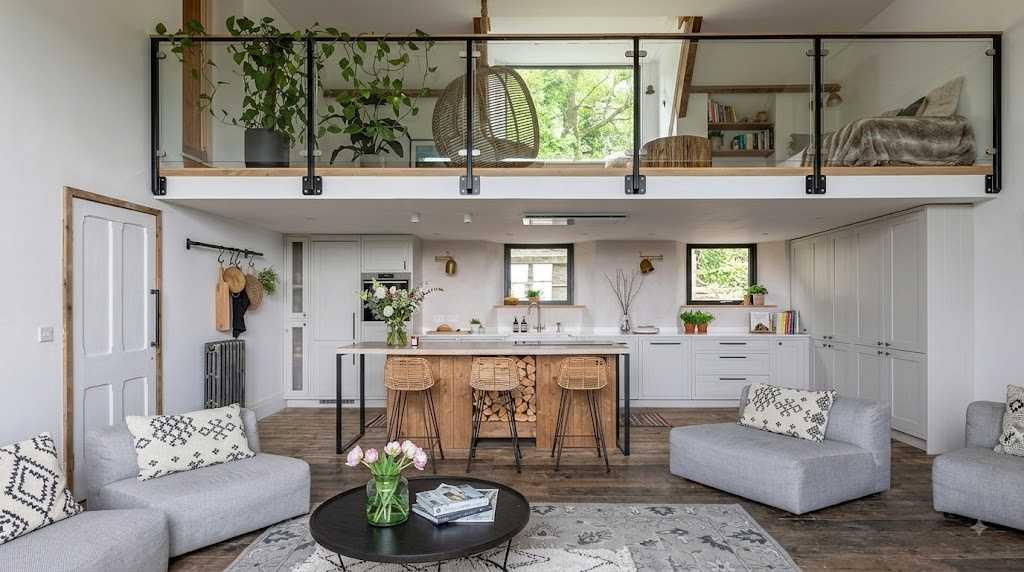 Bố trí giếng trời và vách kính giúp ngôi nhà 4x18m luôn tràn ngập ánh sáng tự nhiên