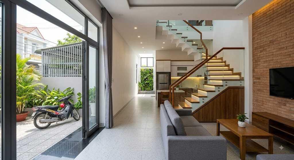 Sân trước tạo khoảng đệm không gian giúp ngôi nhà tránh xa khói bụi đường phố