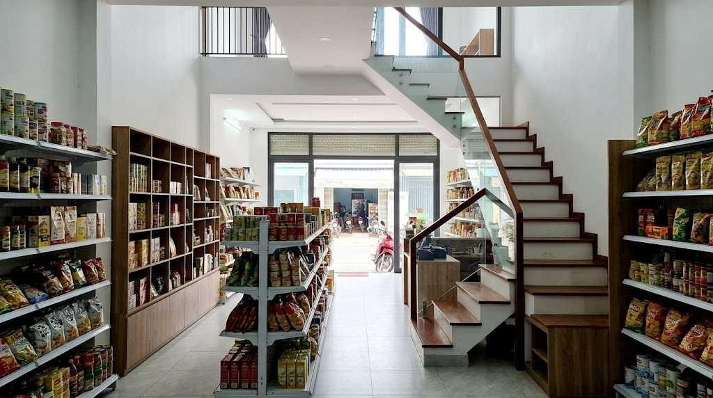 Bố trí khu vực kinh doanh phía trước và không gian sinh hoạt phía sau giúp đảm bảo sự riêng tư cho gia đình