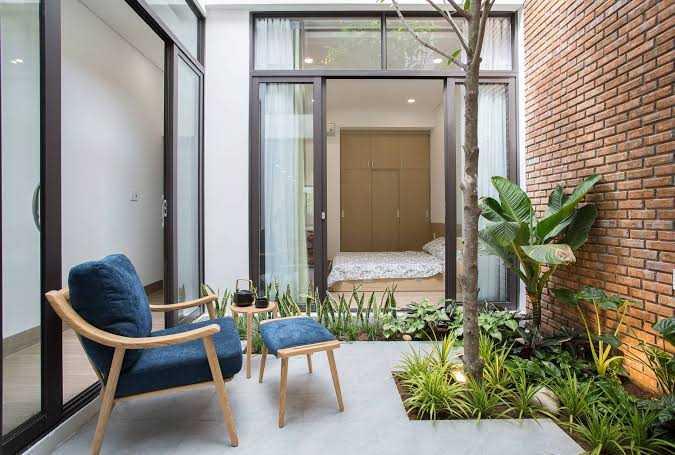 Khu vực giếng trời nhà cấp 4 gác lửng 7x20 có tiểu cảnh xanh và không gian thư giãn (Nguồn: Internet)