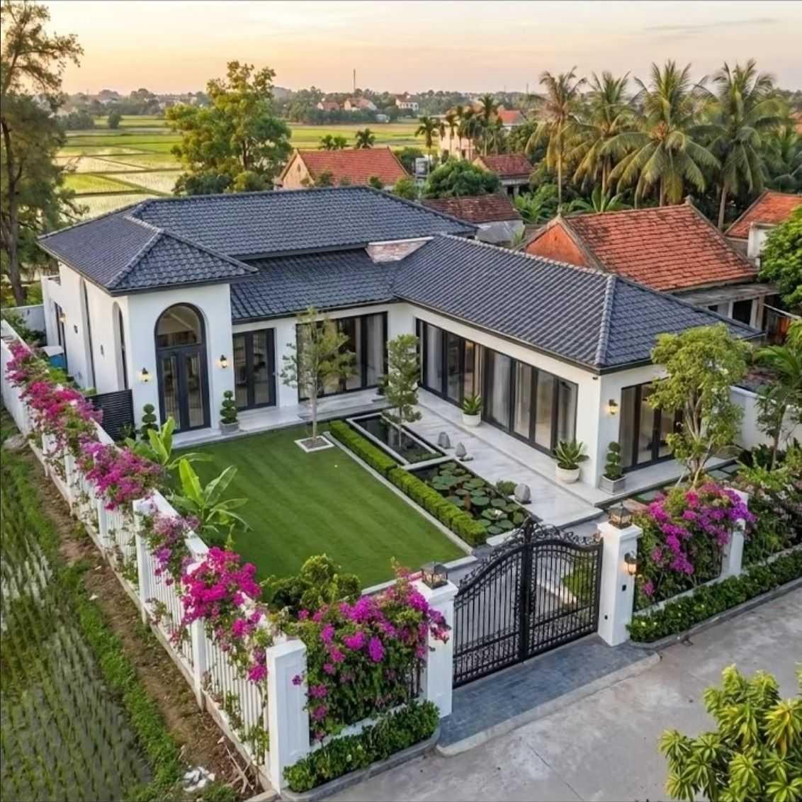 Sân trước nhà cấp 4 chữ L ở nông thôn